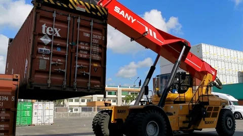 Reach Stacker lifting loaded container in sea port container yard Stockbeeldmateriaal 120357743