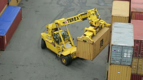 Reach stacker moving shipping containers in port, noumea, new caledonia Vídeo Stock 35809922