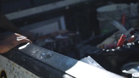 Reaching into a truck bed Vidéo 74589222