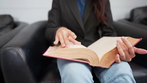 Read a book 스톡 동영상 150402428