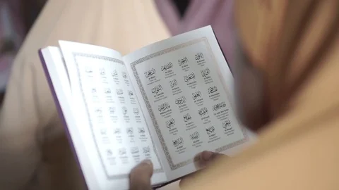 Read the names of Allah, together Stock Footage 122490789
