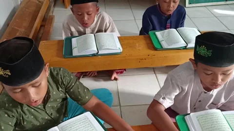 Read the Qur'an Video stock 209502370