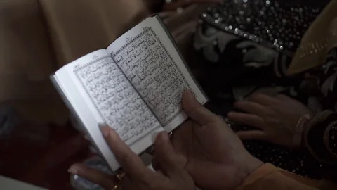 Read the verses of the Qur'an together Stock Footage 122490650