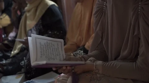 Read the verses of the Qur'an together Stock Footage 122490702