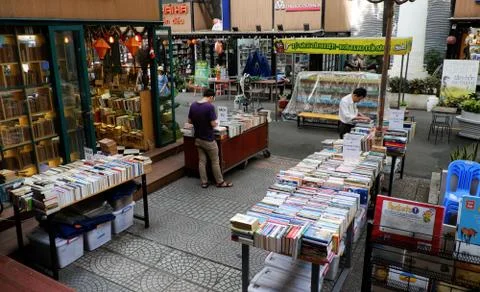 Reader reading book at bookstore Foto stock