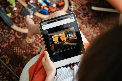 Reading About Sharing Apps on Apple Vision Pro VR Headset Foto stock