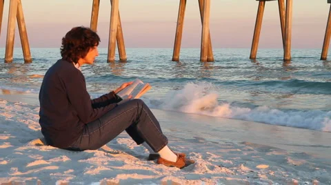 Reading At Beach Video stock 987204
