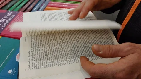 Reading A Book Vídeos de archivo 121762205