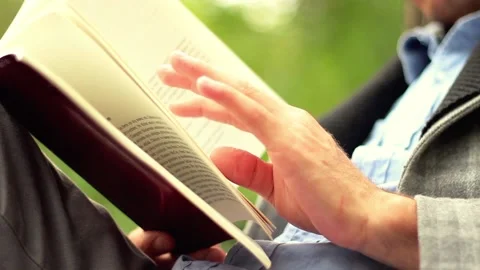 Reading book in forest park Vídeos de archivo 145819075