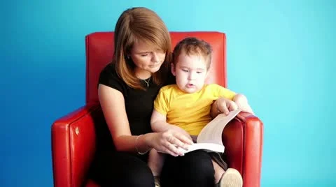 Reading book together 库存影片 20634871