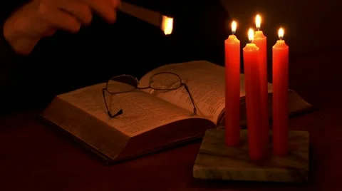 Reading by candlelight Vidéo 21249361