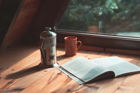 Reading corner concept: Cozy composition of coffee and a book in bungalow hou Foto stock