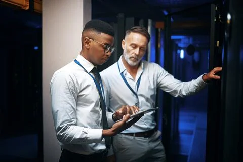 Reading, engineer or people with tablet in server room, system backup proce.. Foto stock