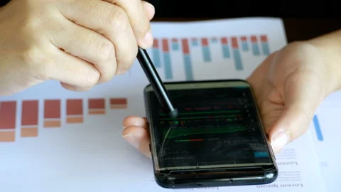 Reading graph with indicator, analysis stock market via smartphone application 動画素材 151264665