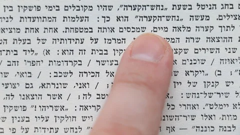 Reading Hebrew Text in Book Vídeo Stock 129889124