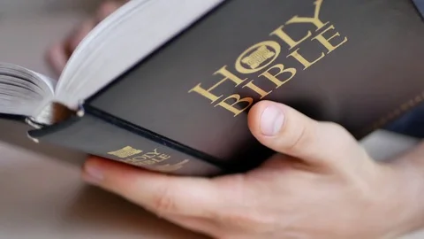 Reading Holy Bible Vidéo 83914728