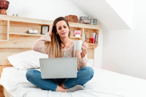 Reading Interesting Articles Online, Solving Internet Problems, Video Blog Ideas Foto stock