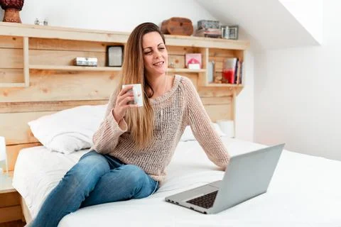 Reading Interesting Articles Online, Solving Internet Problems, Video Blog Ideas Foto stock