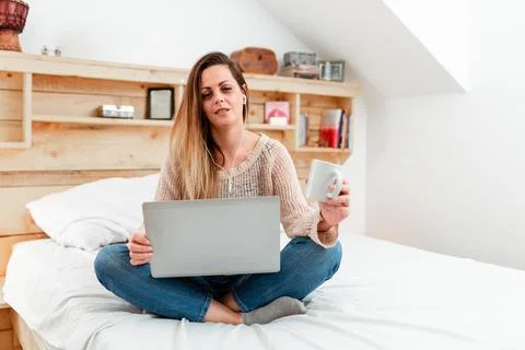 Reading Interesting Articles Online, Solving Internet Problems, Video Blog Ideas Foto stock