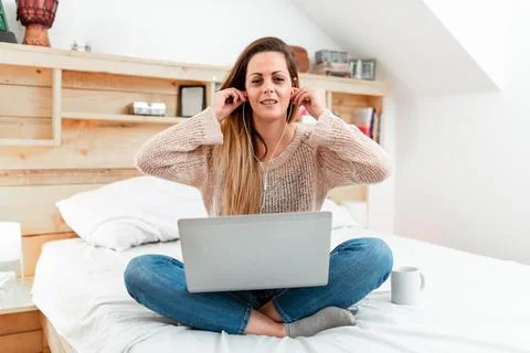 Reading Interesting Articles Online, Solving Internet Problems, Video Blog Ideas Foto stock