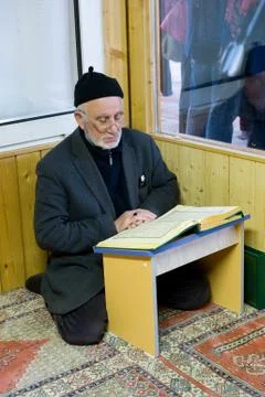 Reading the koran Foto stock