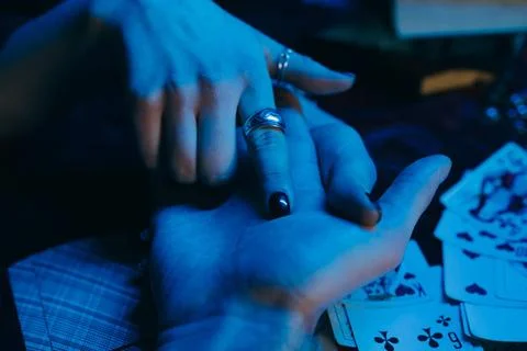 Reading the lines hand in a man s hands reading the lines hand in a man s ... 스톡 사진