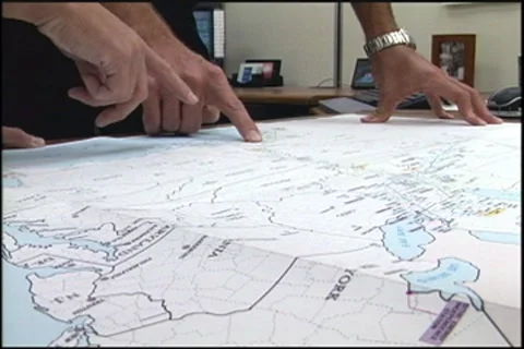 Reading a map 動画素材 7811458