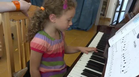Reading music notes piano lesson Video stock 12189177