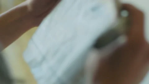 Reading newspaper Stockbeeldmateriaal 171719999