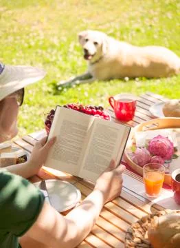 Reading outside Foto stock