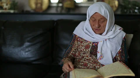 Reading Qur'an 4 Video stock 25420933