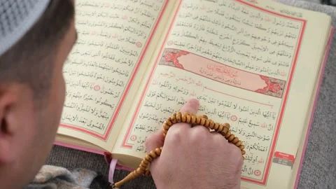 Reading Quran Islam Video stock 235920512