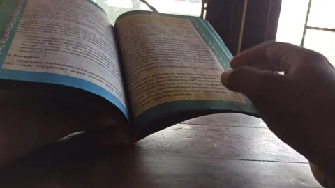 Reading the Quran with Translation Video stock 255085620
