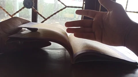 Reading the Quran with Translation Video stock 255085628
