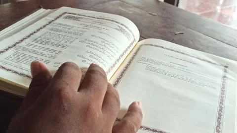 Reading the Quran with Translation Video stock 255085668