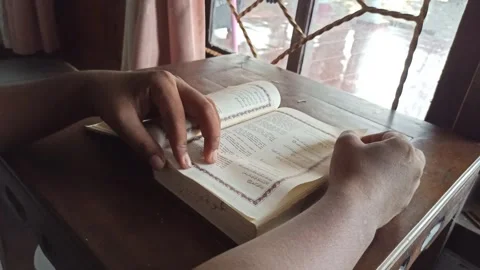 Reading the Quran with Translation Video stock 255085676