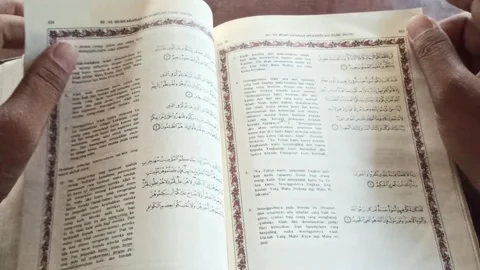 Reading the Quran with Translation Video stock 255085765