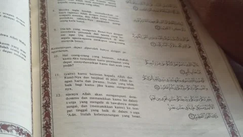Reading the Quran with Translation Video stock 255085766