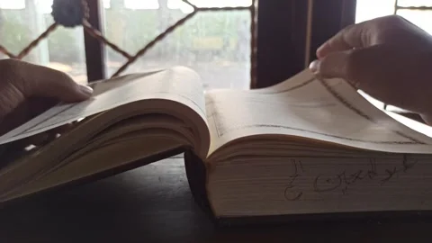 Reading the Quran with Translation Video stock 255085871