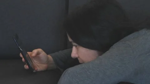 Reading sad text massage Stockbeeldmateriaal 60917523