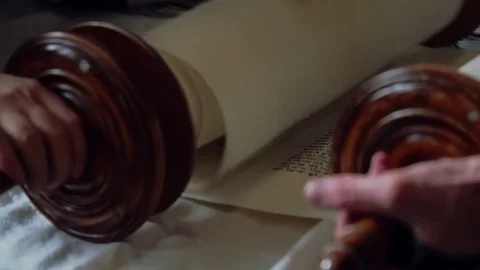 Reading of the scrolls with the Torah Stockbeeldmateriaal 105296352
