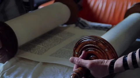 Reading of the scrolls with the Torah 스톡 동영상 105296403