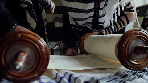 Reading of the scrolls with the Torah Stockbeeldmateriaal 105296452