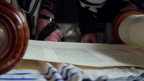 Reading of the scrolls with the Torah Stockbeeldmateriaal 105296619