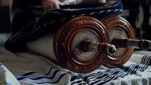 Reading of the scrolls with the Torah Stockbeeldmateriaal 105296641