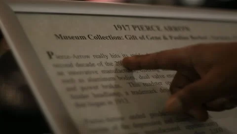 Reading sign at museum finger on text Vidéo 10902985