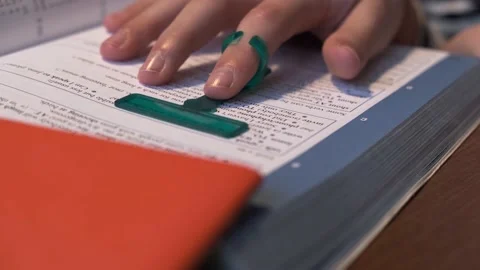 Reading tools for dyslexia. Child reading book using finger focus highlighter Vídeo Stock 229171366