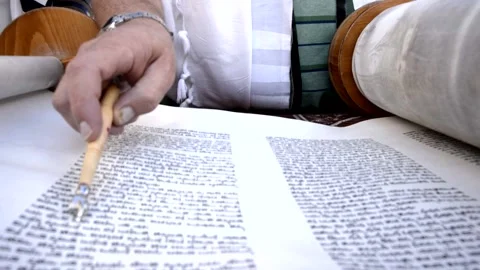 Reading the Torah scroll, HD with sound 스톡 동영상 154028545