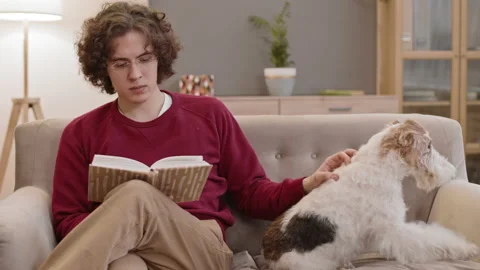 Reading Young Man and Fox Terrier Stockbeeldmateriaal 147922682