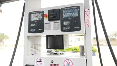 Readings changing on petrol pump machine Vidéo 147677209